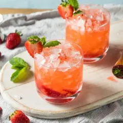 Pyszne drinki z mrożonymi truskawkami, które orzeźwiają latem
