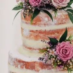 Jakie kwiaty na tort komunijny? Wybierz idealne dekoracje na ten wyjątkowy dzień