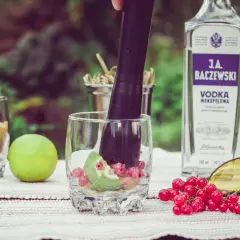 Najlepsze drinki z wódki porzeczkowej, które zaskoczą Twoich gości