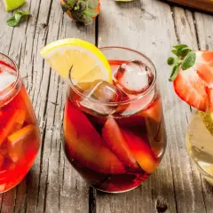 Proste drinki imprezowe, które zachwycą gości – przepisy i porady na udaną imprezę