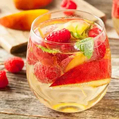 Najlepsze drinki z wina, które zachwycą Twoje podniebienie