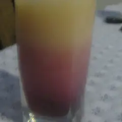 Orzeźwiający drink z wiśniówką i sokiem bananowym na lato