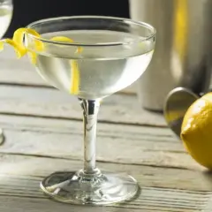 Wyjątkowy przepis na drink Bonda, który zaskoczy Twoich gości