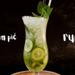 Orzeźwiający drink z rumem, ogórkiem i miętą, ozdobiony plasterkami ogórka i gałązką mięty.