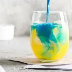 Najlepsze drinki z blue curacao i rumem, które musisz spróbować