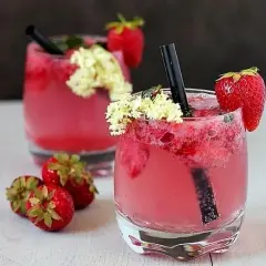 Najlepsze przepisy na drink truskawkowy, które zaskoczą Twoich gości