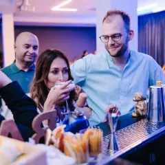 Jak stworzyć kreatywne menu drinków w barze, które zachwyci gości