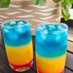 Najlepsze drinki z blue curacao i grenadiną, które zachwycą smakami