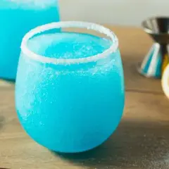 Proste drinki z blue curacao i wódką – przepisy, proporcje i porady dla każdego
