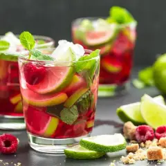 Zaskakujące drinki z mrożonymi malinami, które pokochasz na lato