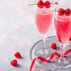 Pomysły na drinki z wina musującego, które zachwycą gości