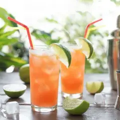 Pyszne drinki ze Spritem, które zaskoczą Twoich gości