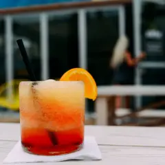 Najlepsze drinki na Sylwestra, które zachwycą Twoich gości