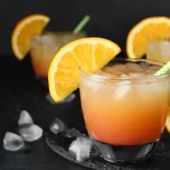 Pyszny drink z sokiem pomarańczowym i syropem malinowym, który orzeźwia