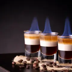 Jak przygotować drink B-52: przepis na efektowny koktajl warstwowy