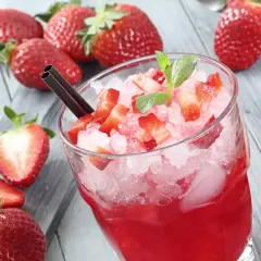 Pyszny drink z mrożonych truskawek i wódki, który zachwyci każdego