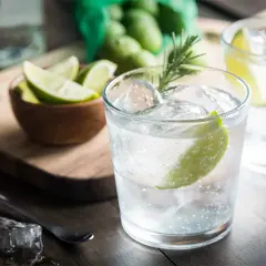 Najlepsze drinki z blue gin, które zaskoczą Twoje kubki smakowe