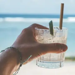 Najlepsze orzeźwiające drinki na lato - idealne na każdą okazję