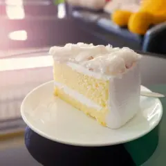 Jakie smaki tortu wybrać, aby zaskoczyć gości na przyjęciu?
