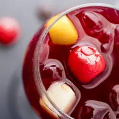 Najlepsze drinki z czerwonym winem, które zaskoczą Twoich gości