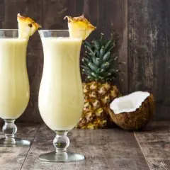 Najlepsze drinki kokosowe: Pyszne przepisy na orzeźwiające koktajle
