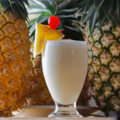 Pyszne drinki z ananasem i kokosem, które zaskoczą Twoich gości