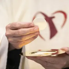 Kto przyjmuje komunię na sposób wiatyku w obliczu śmierci?