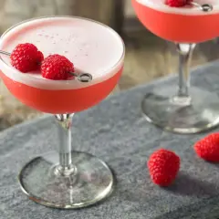 Pyszne drinki z sokiem malinowym, które zachwycą Twoich gości