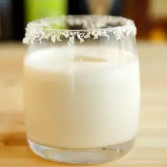 Proste i pyszne drinki z Malibu i mlekiem – przepisy i porady dla każdego