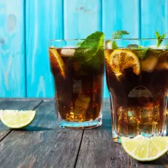 Najlepsze drinki z ciemnym rumem, które zaskoczą Twoich gości
