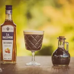 Najlepsze drinki z orzechówką, które zaskoczą Twoich gości