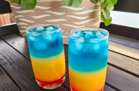 Najlepsze drinki z blue curacao i grenadiną, które zachwycą smakami