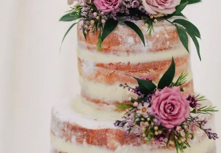 Jakie kwiaty na tort komunijny? Wybierz idealne dekoracje na ten wyjątkowy dzień