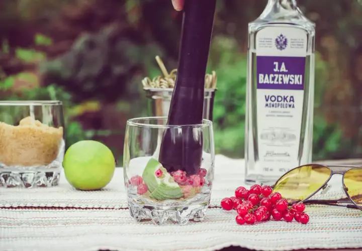 Najlepsze drinki z wódki porzeczkowej, które zaskoczą Twoich gości