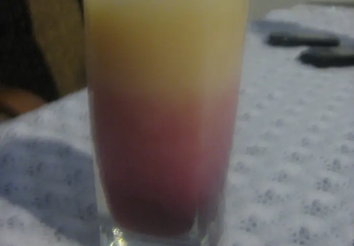 Orzeźwiający drink z wiśniówką i sokiem bananowym na lato