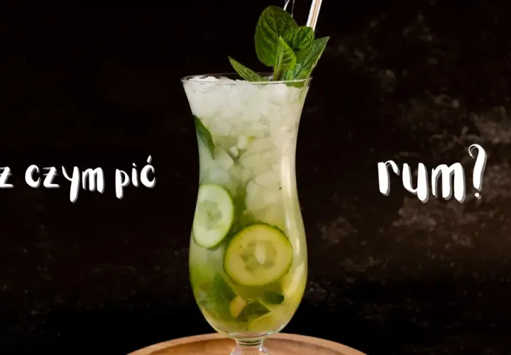 Orzeźwiający drink z rumem, ogórkiem i miętą, ozdobiony plasterkami ogórka i gałązką mięty.