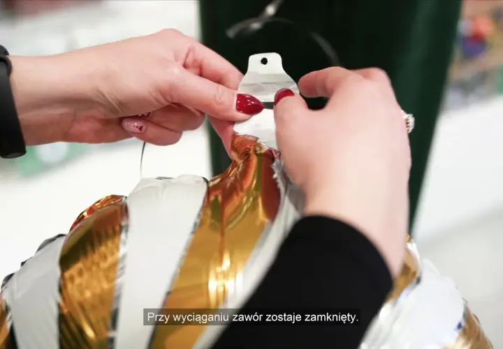 Jak zawiązać balon w prosty sposób, aby nie wypuścił powietrza