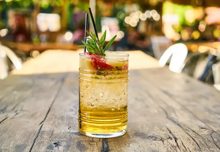 Przepisy na drinki z liczi, które zachwycą Twoje podniebienie