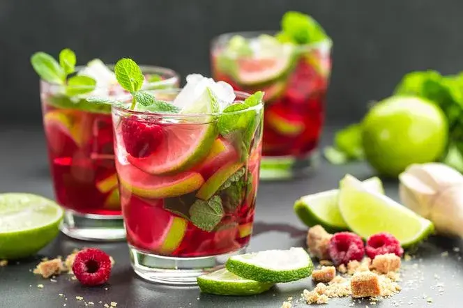 Zaskakujące drinki z mrożonymi malinami, które pokochasz na lato