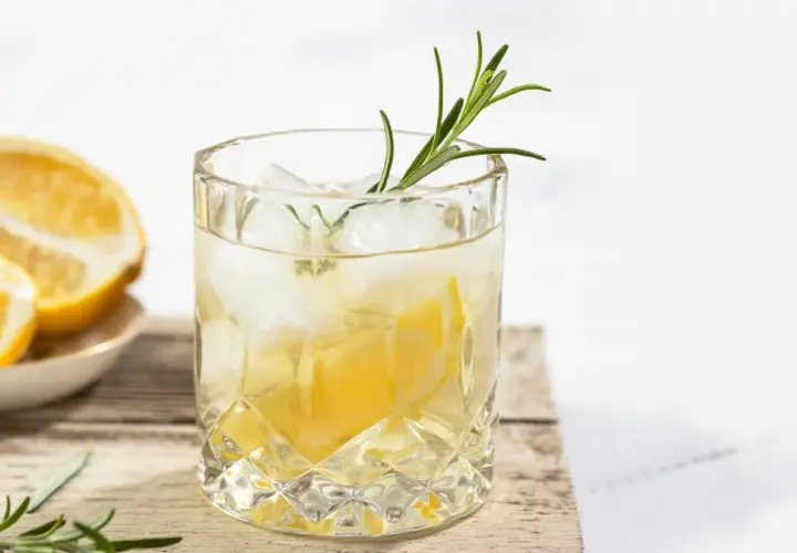 Orzeźwiające drinki z miodem pitnym, które zachwycą każdego latem