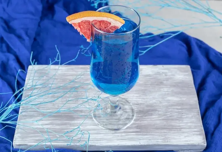 Pyszne drinki z blue curacao i sokiem ananasowym, które musisz spróbować