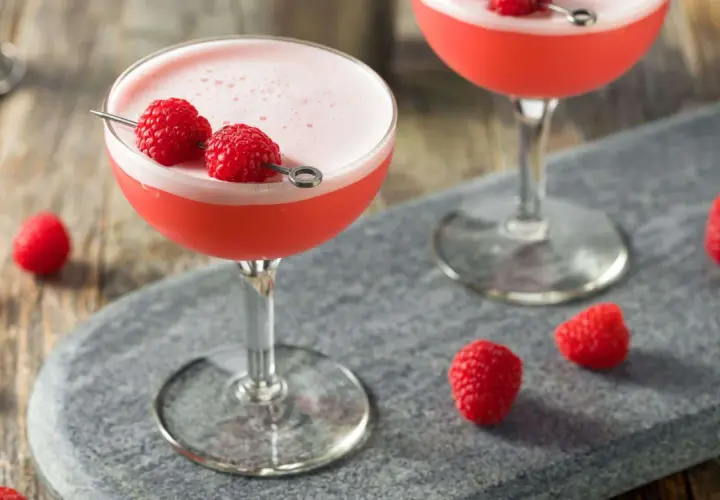 Pyszne drinki z sokiem malinowym, które zachwycą Twoich gości