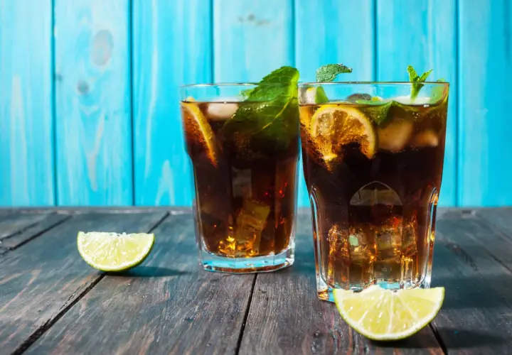 Najlepsze drinki z ciemnym rumem, które zaskoczą Twoich gości