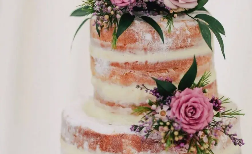 Jakie kwiaty na tort komunijny? Wybierz idealne dekoracje na ten wyjątkowy dzień
