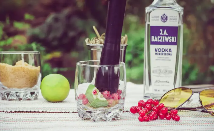 Najlepsze drinki z wódki porzeczkowej, które zaskoczą Twoich gości