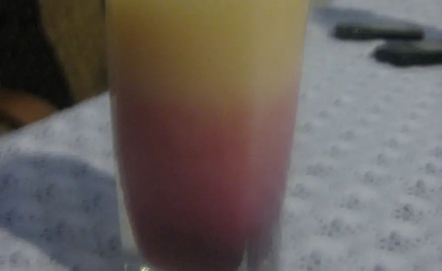 Orzeźwiający drink z wiśniówką i sokiem bananowym na lato