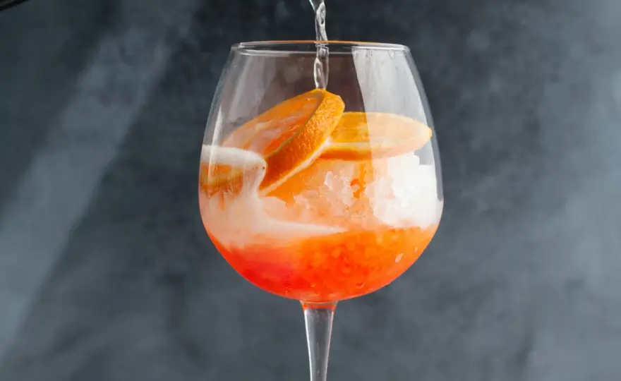 Najlepsze przepisy na drinki z cydrem, które zaskoczą Twoich gości