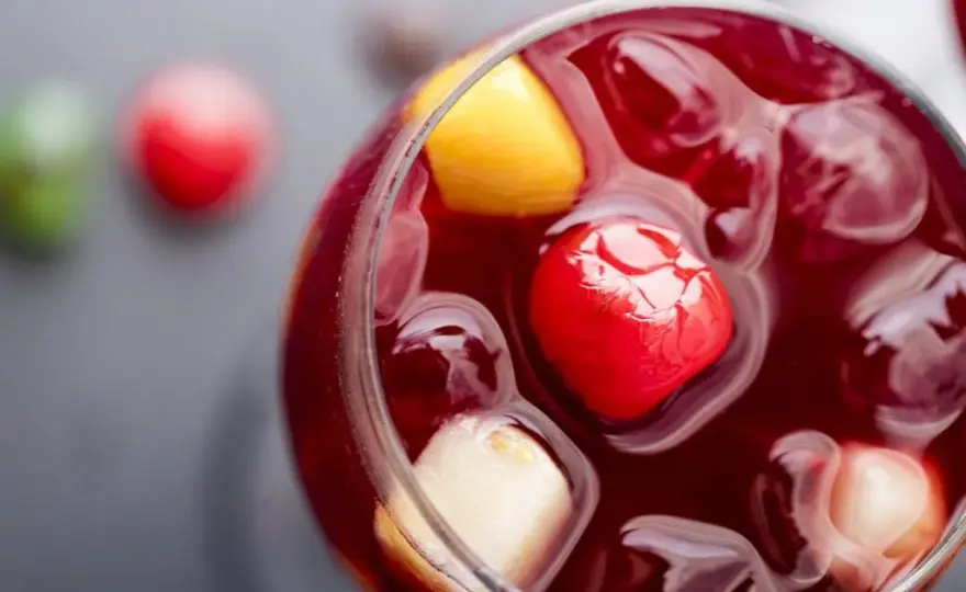Najlepsze drinki z czerwonym winem, które zaskoczą Twoich gości
