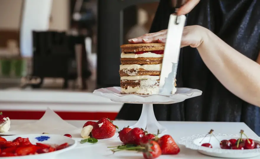 Ile tynku na tort kalkulator – uniknij marnotrawstwa składników
