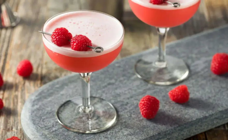 Pyszne drinki z sokiem malinowym, które zachwycą Twoich gości
